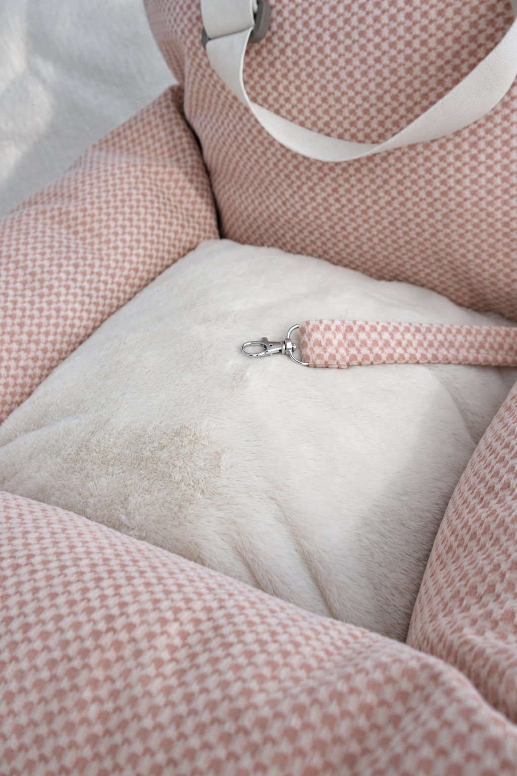 przytulne różowe legowisko ze srebrnym karabińczykiem(1) przytulne różowe legowisko ze srebrnym karabińczykiem(1)